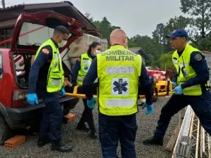 Acidente de trânsito deixa cinco vítimas, entre elas três crianças, em Rio das Antas