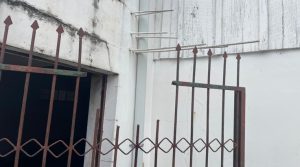 Criança cai de varanda e fica presa em cerca com lanças em Caçador
