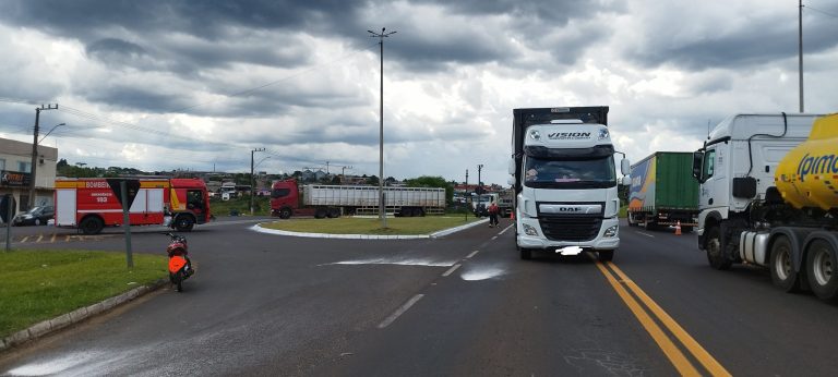 Caminhão com placas de Irani se envolve em acidente com moto na BR-282