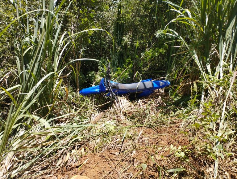 Motociclista fica ferido após colidir contra cerca de arame farpado em Ipira
