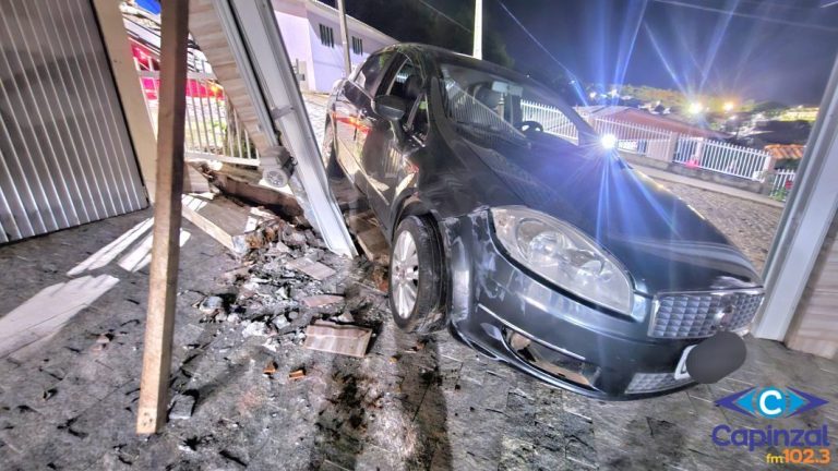 Veículo fica sem freios, sai da pista e atinge portão de residência em Capinzal