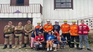 Menino Benjamim recebe visita de Bombeiros e Policiais, que auxiliaram no resgate