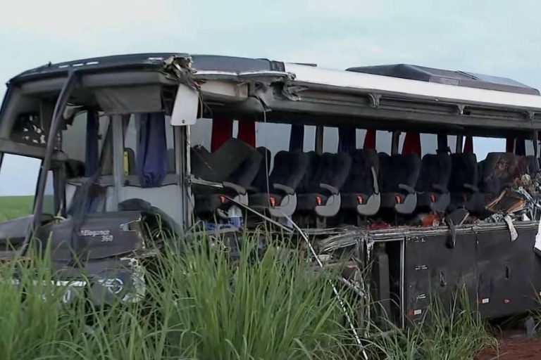 Acidente com ônibus universitário deixa ao menos 12 mortos em SP