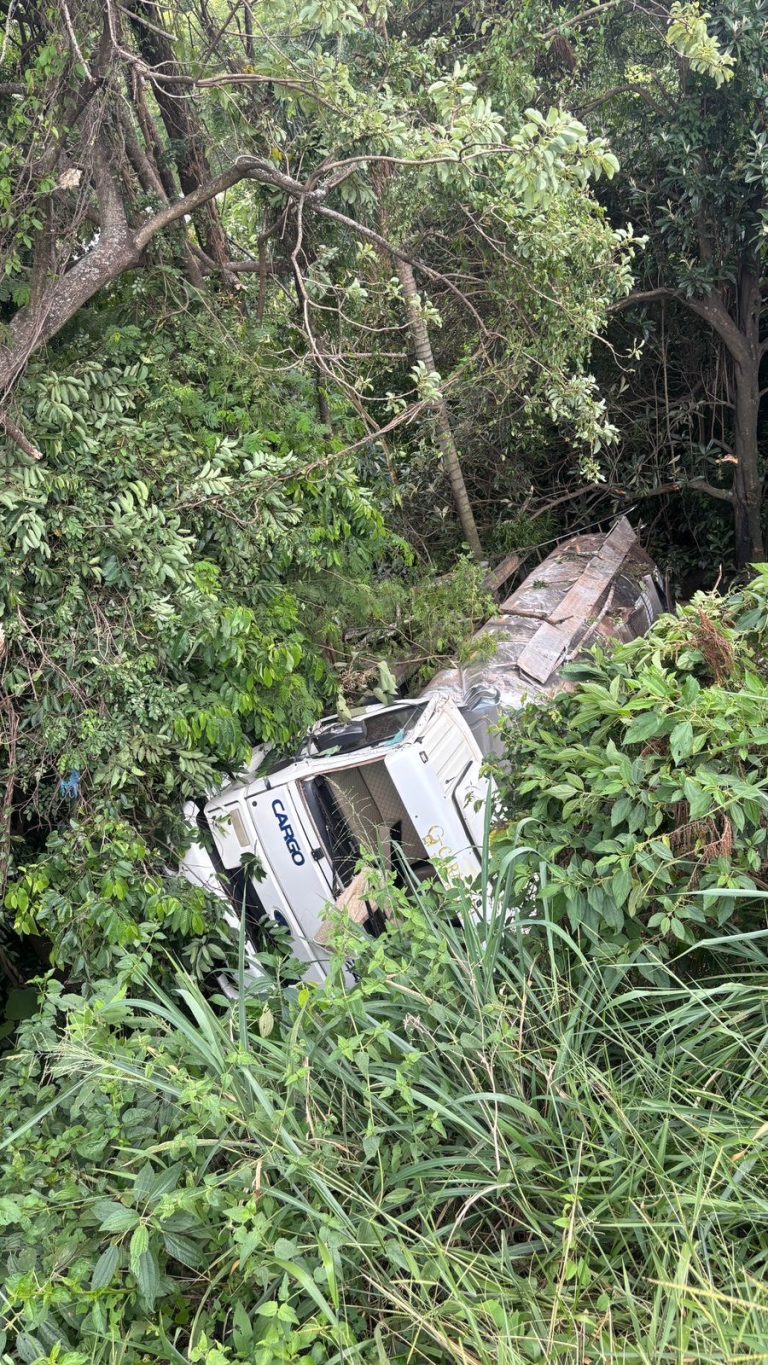 Susto! Caminhão tanque caí em ribanceira no Oeste