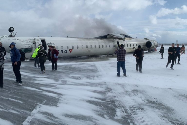 Acidente de avião em aeroporto no Canadá deixa  feridos