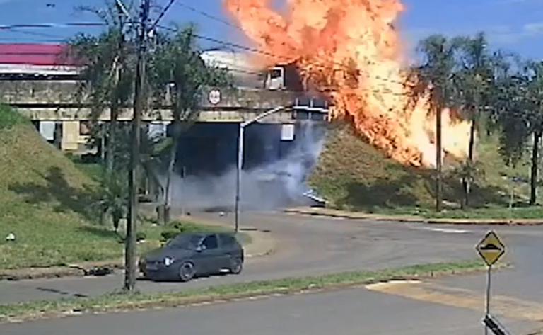 Assista! Acidente Impressionante com Explosão de Caminhão tanque no PR