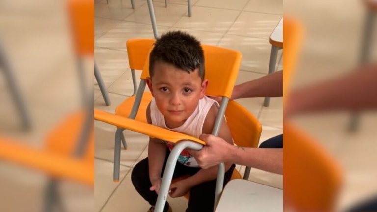 Criança de SC prende a cabeça na cadeira no 1º dia de aula e viraliza nas redes sociais