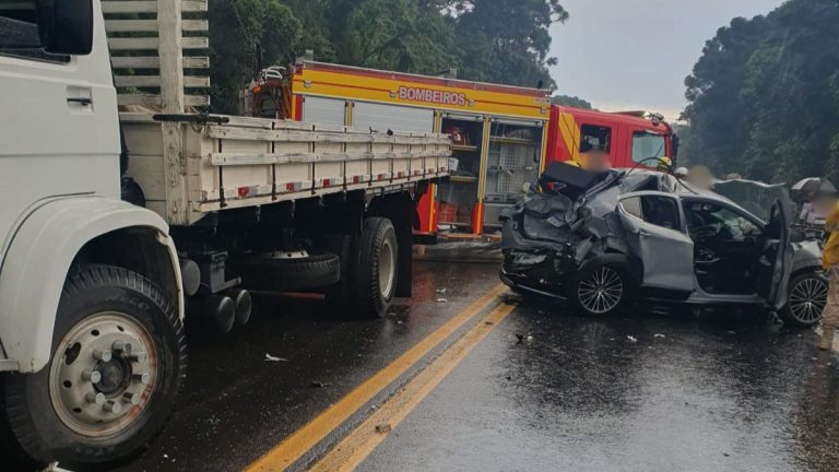 Acidente com cinco veículos deixa um morto e dois feridos em SC