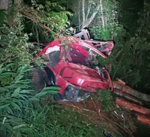 Duas pessoas, incluindo uma criança, morrem após caminhão cair de cabeceira de ponte no Oeste