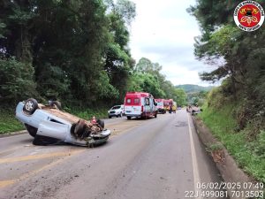 Dois veículos capotam após colisão na SC-355