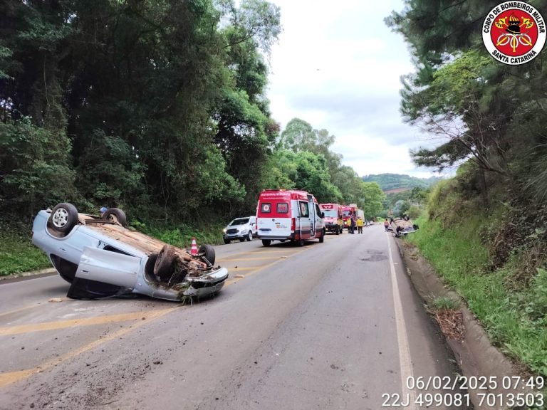 Dois veículos capotam após colisão na SC-355