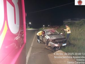 Veículo sai da pista e capota em Videira