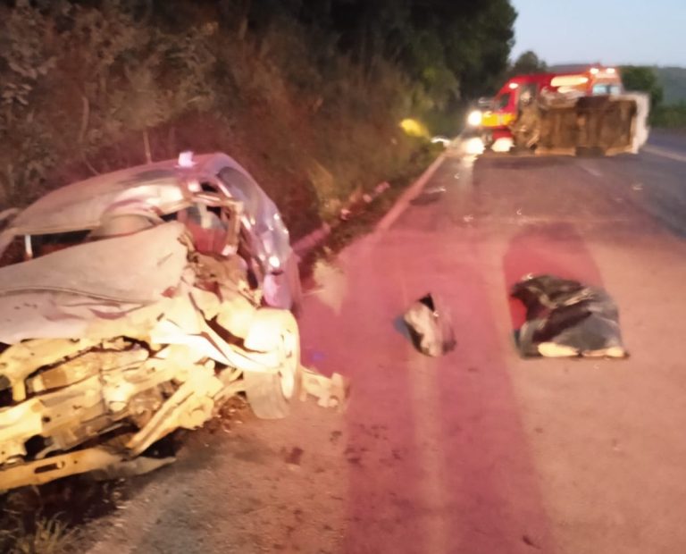 Um homem morre e outro fica preso às ferragens em acidente na BR-282