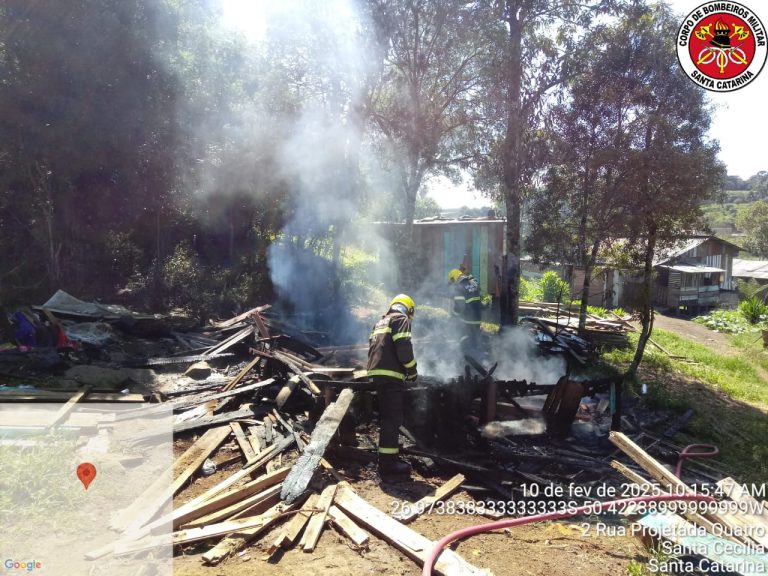 Incêndio destrói casa de madeira em Santa Cecília