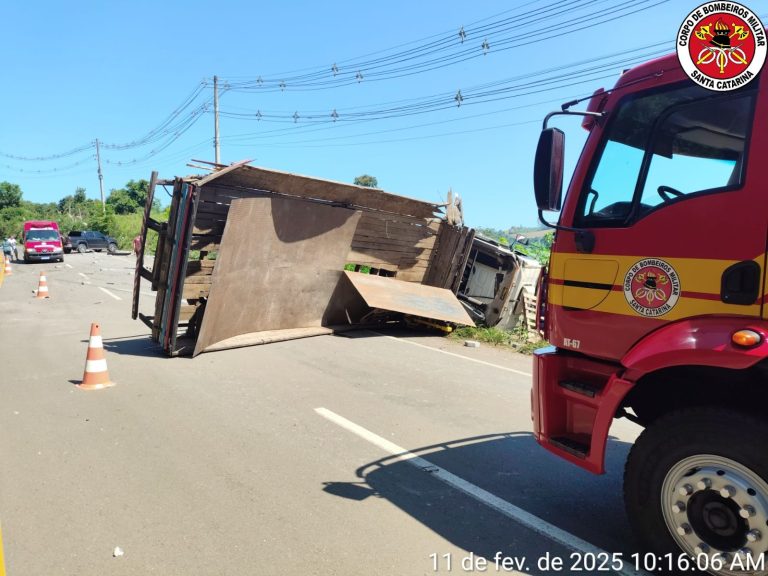 Tombamento de caminhão é registrado em Tangará