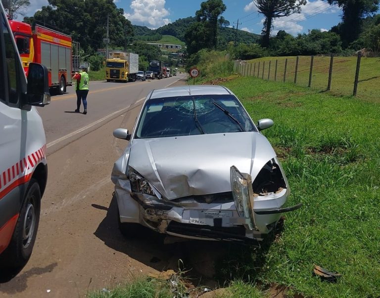 Colisão frontal deixa dois feridos em Videira