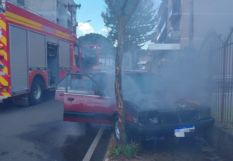 Motorista joga carro para fora da rua ao perceber incêndio no veículo em Videira