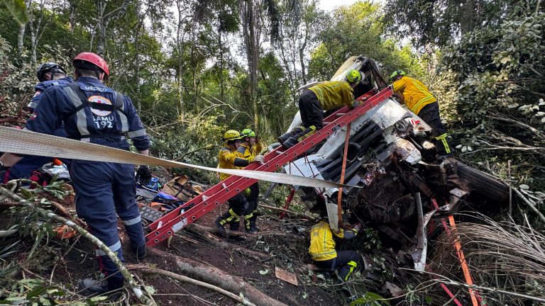 Motorista escapa quase ileso em acidente que destruiu caminhão no Oeste