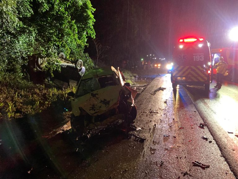Homem morre e três ficam feridos em grave acidente no Oeste
