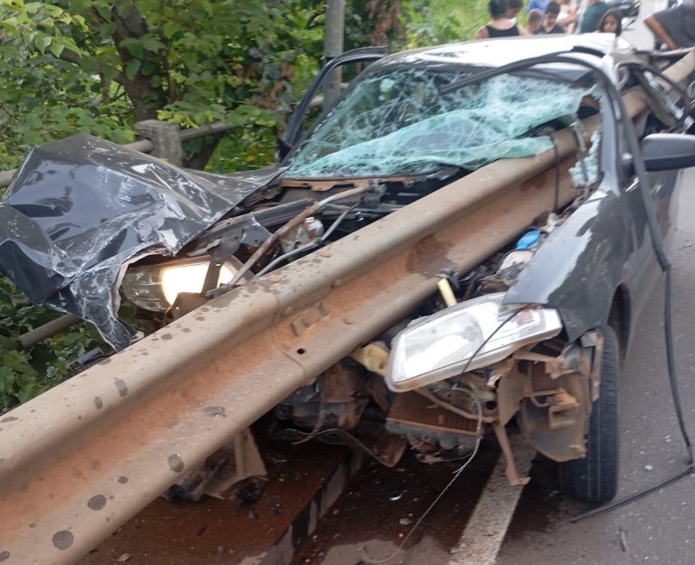 Impressionante: Guard-rail ‘atravessa’ carro com quatro ocupantes no Oeste