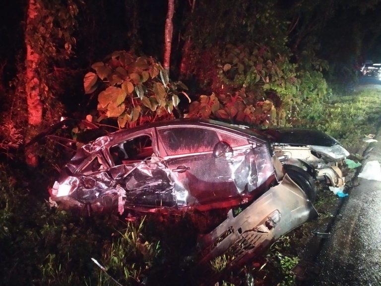 Crianças são ejetadas de veículo em colisão envolvendo carro e dois caminhões em Joaçaba