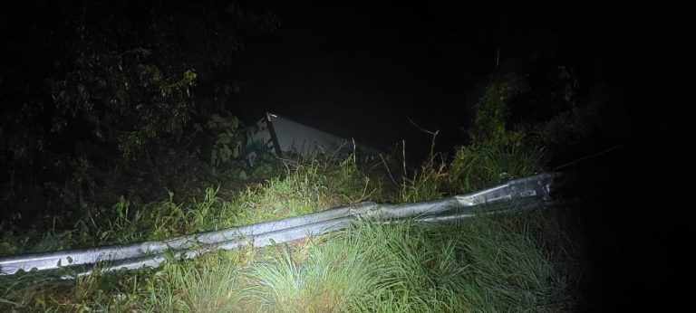 Caminhão sai da pista e cai em ribanceira na SC-355