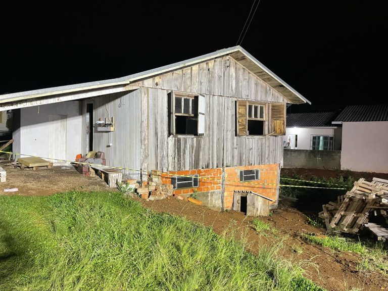 Incêndio em casa mobiliza bombeiros em Campos Novos