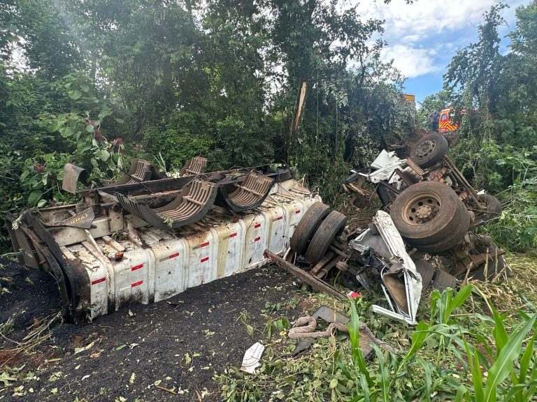 Milagre: Motorista sobrevive em acidente que destruiu caminhão no Oeste