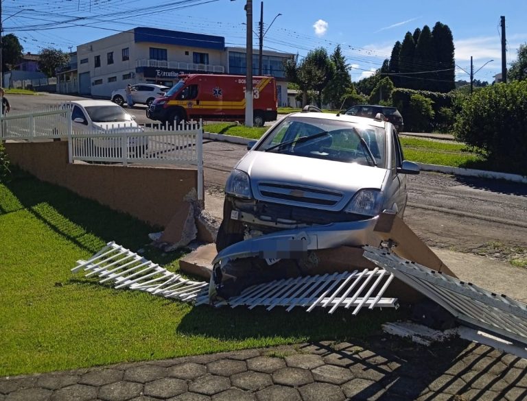 Motorista perde controle e carro derruba muro de igreja em Catanduvas