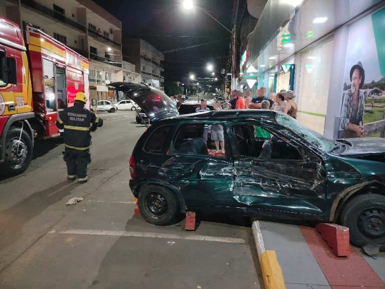Duas pessoas ficam feridas em acidente envolvendo três veículos em Ipira