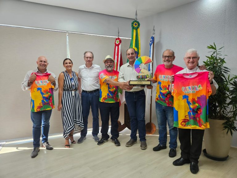 Liesjho apresenta troféus do Carnaval 2025 em encontro na Prefeitura de Joaçaba