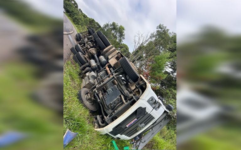 Motorista fica ferido em tombamento de caminhão entre Vargem e Campos Novos