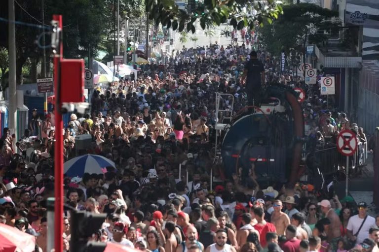 Com calor de 40ºC no carnaval de SC, veja cuidados para evitar desidratação e superaquecimento de celular