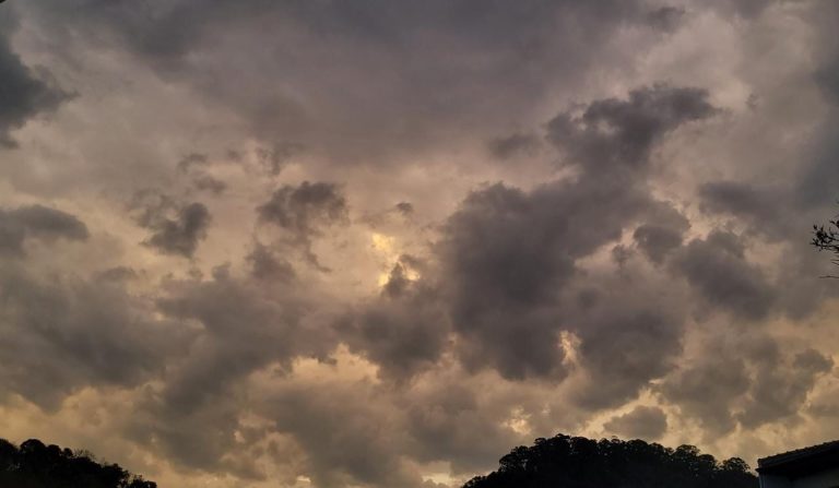 Frente fria traz chuva intensa e risco de temporais isolados em SC neste fim de semana