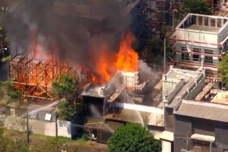 Incêndio de grandes proporções atinge estúdios de novela da Globo (fotos)