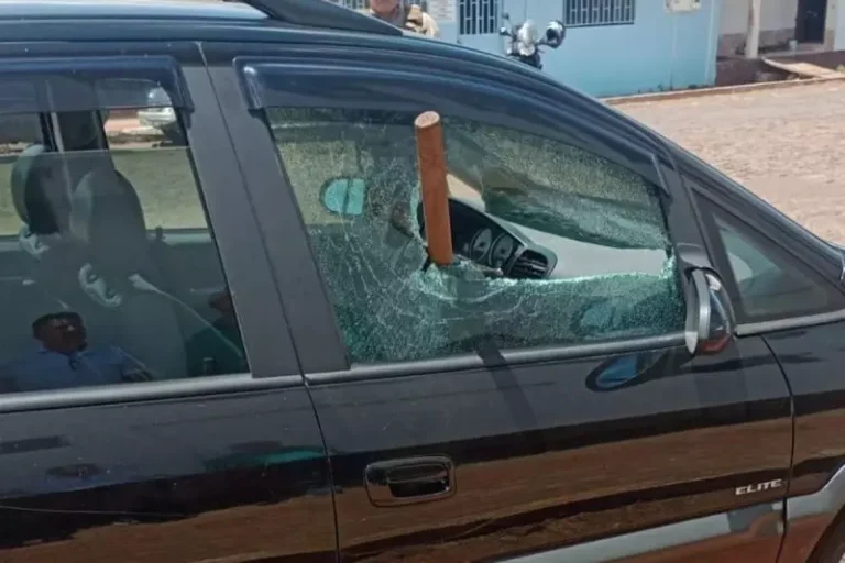 Homem ataca carro do prefeito de Anchieta com enxada e é baleado pela polícia