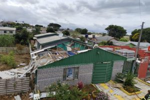 Explosão de botijão de gás destrói residência e deixa um ferido no Oeste