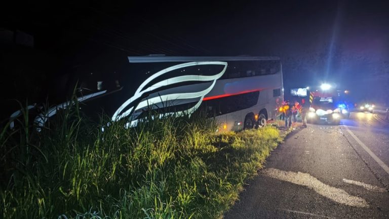 Ônibus com 49 passageiros se envolve em acidente na BR-470, em SC