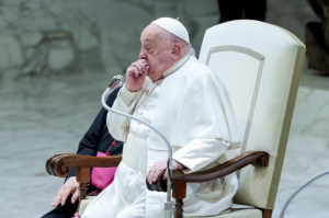 Papa Francisco enfrenta infecção polimicrobiana e estado de saúde é considerado complexo