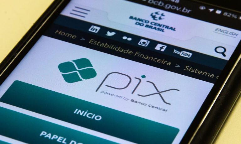 Brasil pode ter inventado o futuro do dinheiro com o Pix, sugere Nobel de Economia