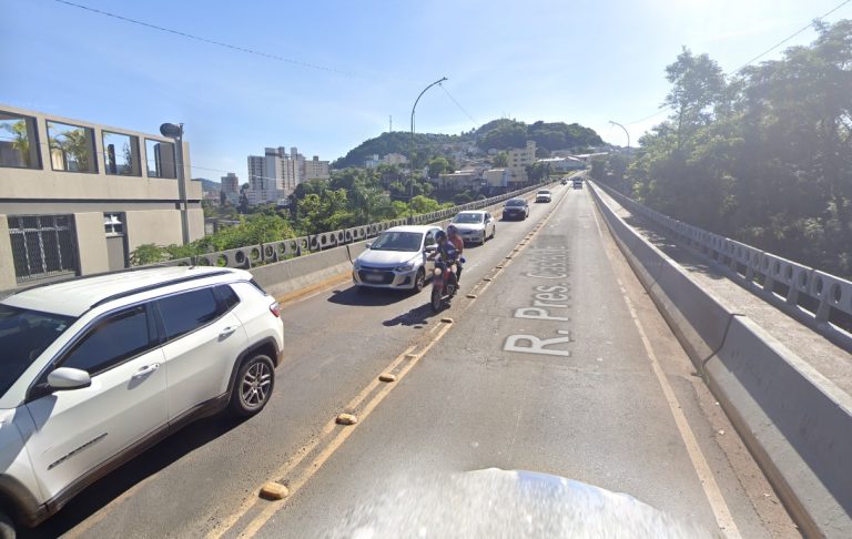 Policial Militar de folga e pedestres evitam que homem pule da Ponte Emílio Baumgart, em Joaçaba