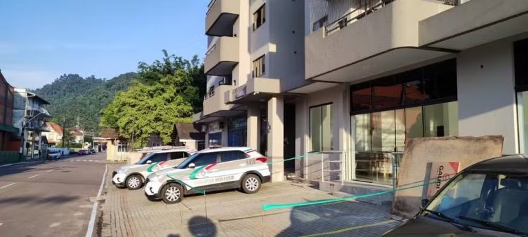 Mulher mata companheiro e ataca dois filhos com faca dentro de casa em SC