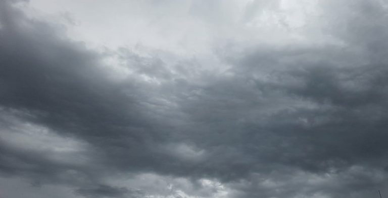 Poderoso rio atmosférico coloca o Sul do Brasil em alerta para tempestades severas, calor atípico e risco de tornados