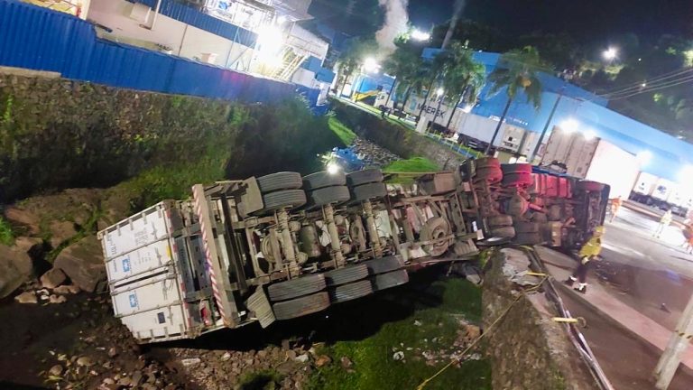 Carreta tomba e motorista morre preso sob a cabine em Seara