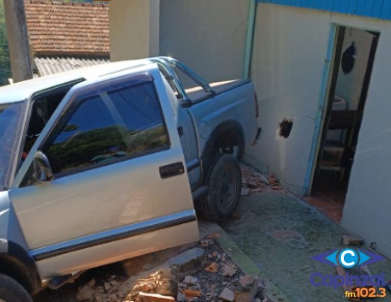 Caminhonete perde os freios e colide em residência em Capinzal