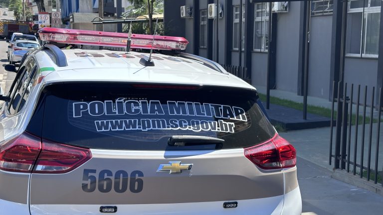Homem furta carro, causa acidente e colide com viatura da PM durante fuga entre Campos Novos e Herval d’Oeste