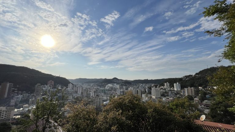 Carnaval em SC terá tempo quente e seco; Defesa Civil alerta para cuidados com o calor