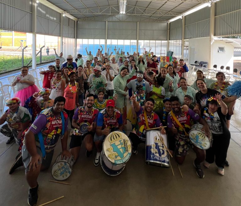 APAE Joaçaba promove Carnaval com os alunos e Escola de Samba Vale Samba faz a festa