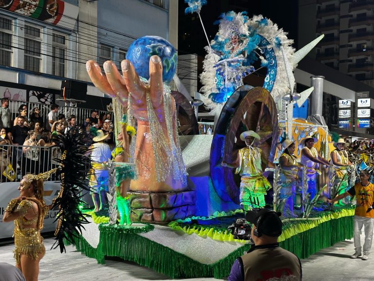 Segunda noite de desfiles das escolas de samba promete novo espetáculo inesquecível