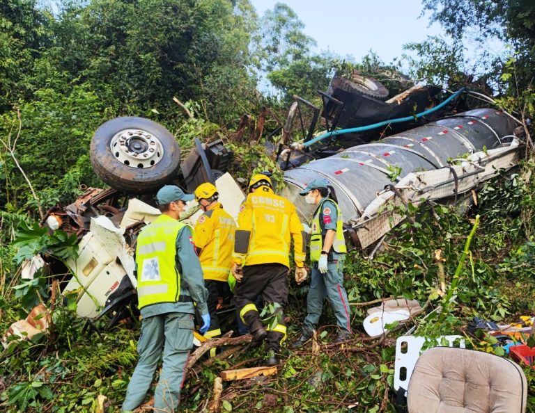 Motorista morre em tombamento de caminhão na SC-305 no Oeste